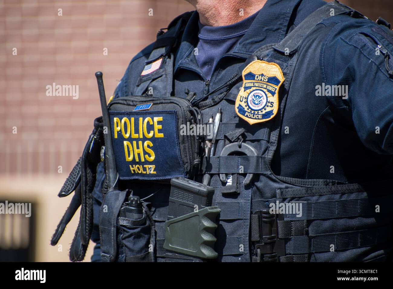 Provo, Utah, États-Unis. 15 septembre 2025. Un agent de la sécurité intérieure se tient devant le centre de congrès de l'Utah Valley à Provo, Utah, le 16 septembre 2025, pendant la DHS Career Expo. (Crédit image : © Charles-McClintock Wilson/ZUMA Press Wire) USAGE ÉDITORIAL SEULEMENT ! Non destiné à UN USAGE commercial ! Banque D'Images