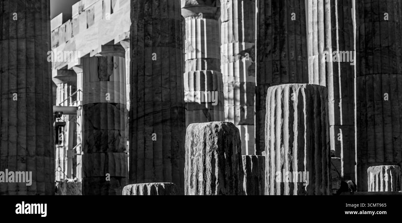 Colonnes doriques ruinées d'un ancien temple grec sur l'Acropole d'Athènes, Grèce. Banque D'Images