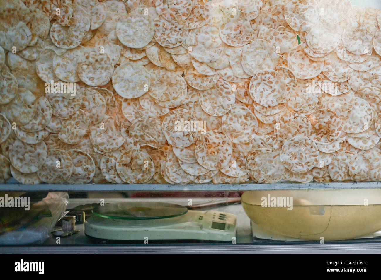 gros plan des chips de tempeh (fermentation de soja) dans l'étal du marché Banque D'Images