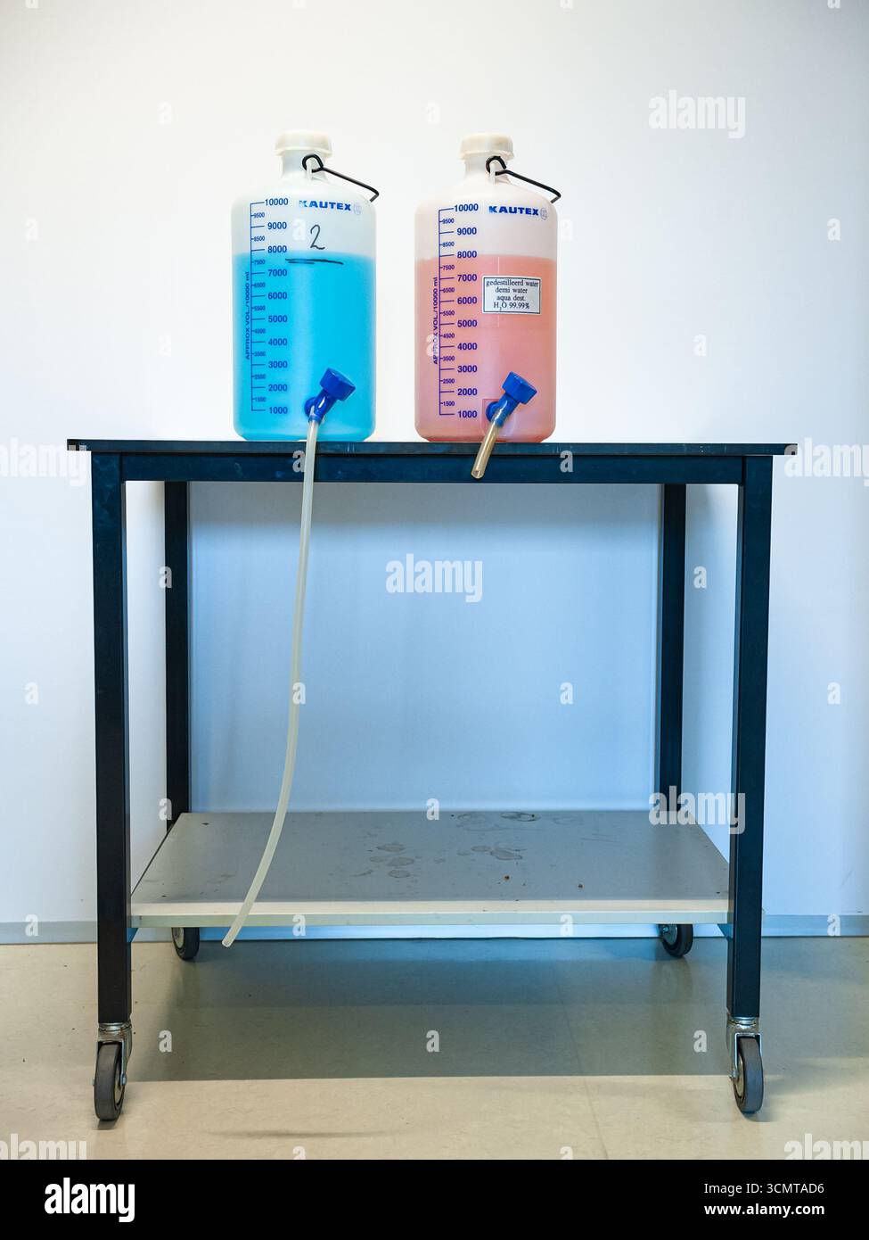 Expérience de pression en classe de physique avec des barils de vidange Banque D'Images