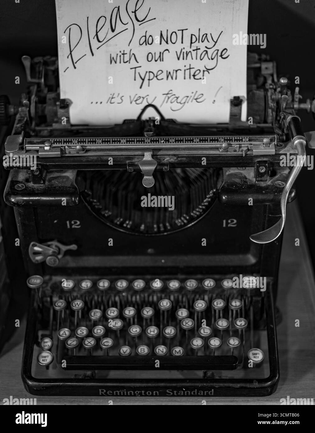 Photographie en noir et blanc de la machine à écrire Remington Standard vintage avec une note manuscrite humoristique. Banque D'Images