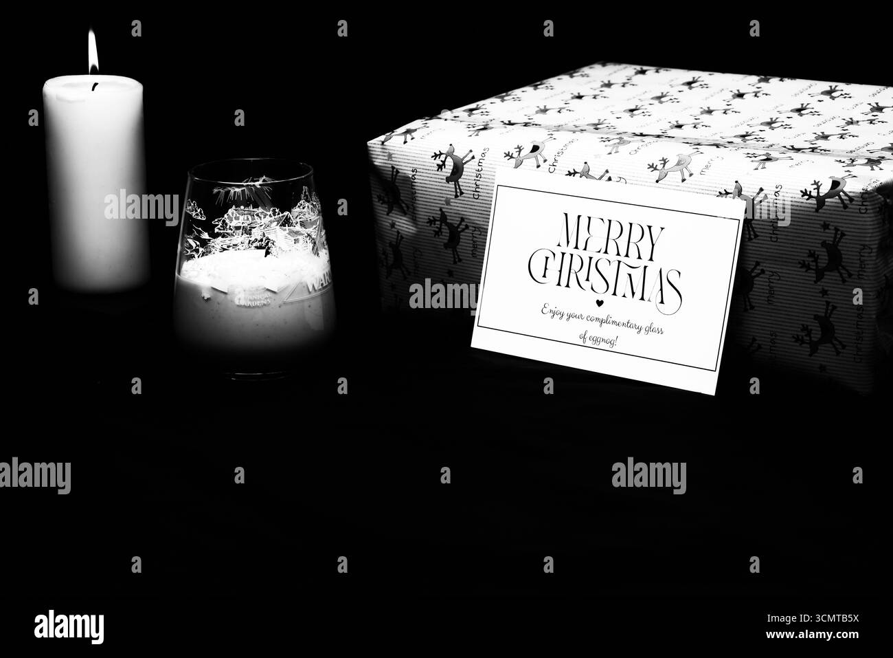 Noël confortable : un cadeau, une bougie et du lait de poule gratuit créent une ambiance festive. Profitez des vacances ! Banque D'Images