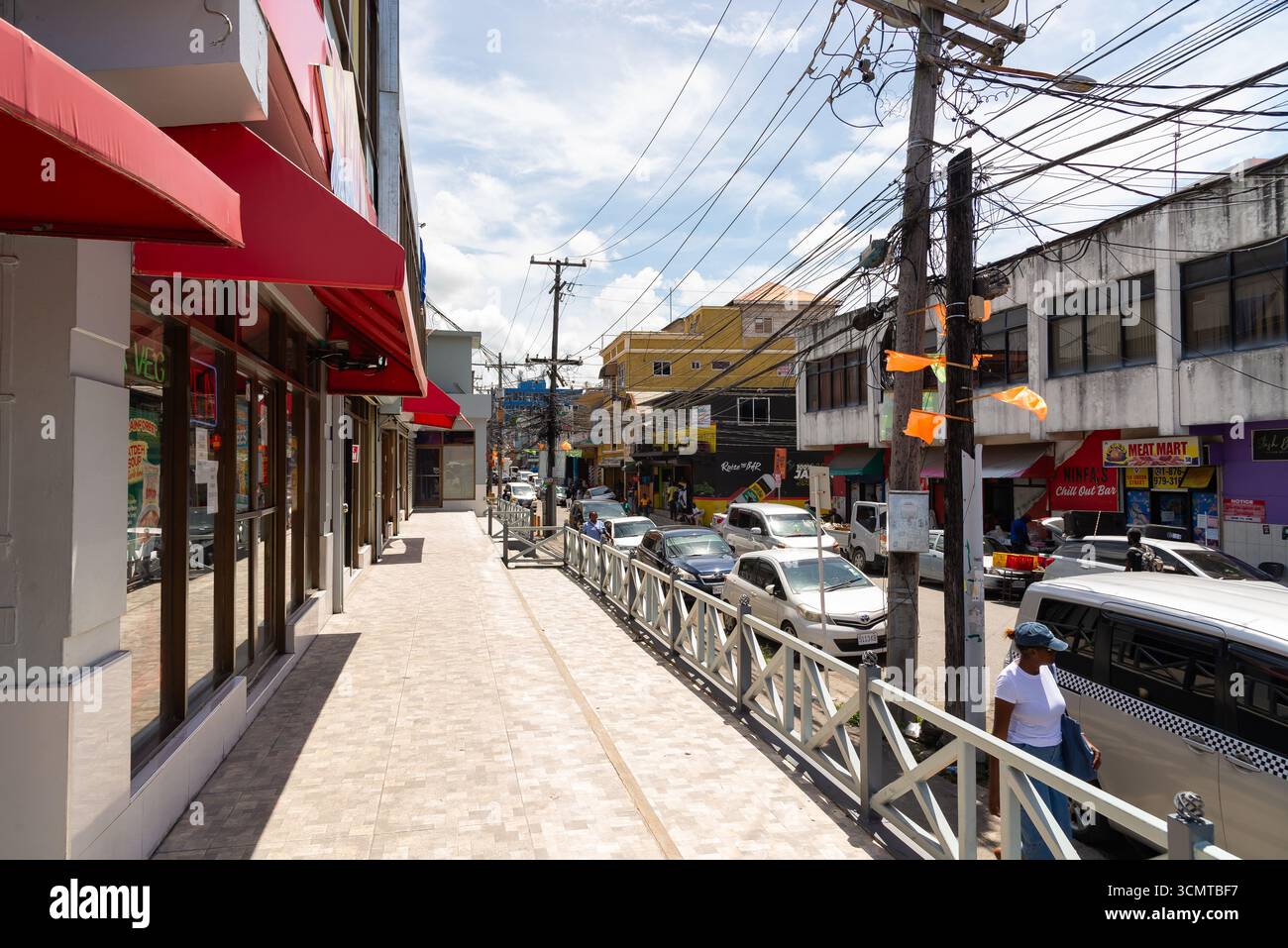 Montego Bay, composé James Parish - Jamaica - 10 septembre 2025 : extérieur des bâtiments du centre-ville et des devantures de magasins à Montego Bay, Jamaïque. Banque D'Images