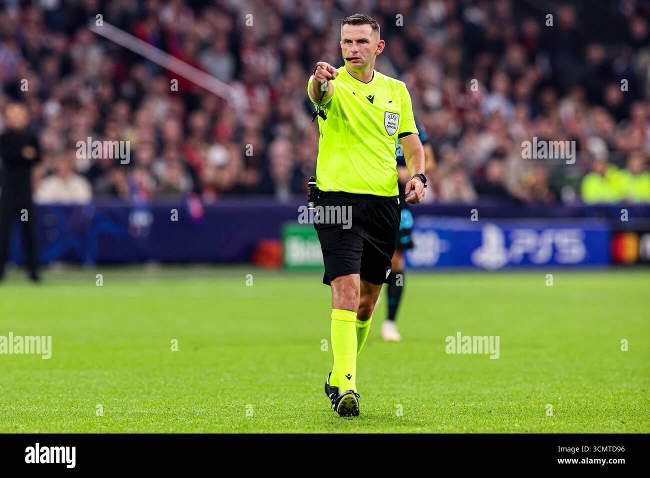 Amsterdam, pays-Bas. 17 septembre 2025. AMSTERDAM, PAYS-BAS - 17 SEPTEMBRE : L'arbitre Michael Oliver remet une pénalité lors du match de phase de la Ligue des champions 2025/26 de l'UEFA entre l'AFC Ajax et le FC Internazionale Milano au Johan Cruijff Arena le 17 septembre 2025 à Amsterdam, pays-Bas. (Photo de Ben Gal/Orange Pictures) crédit : Orange pics BV/Alamy Live News Banque D'Images