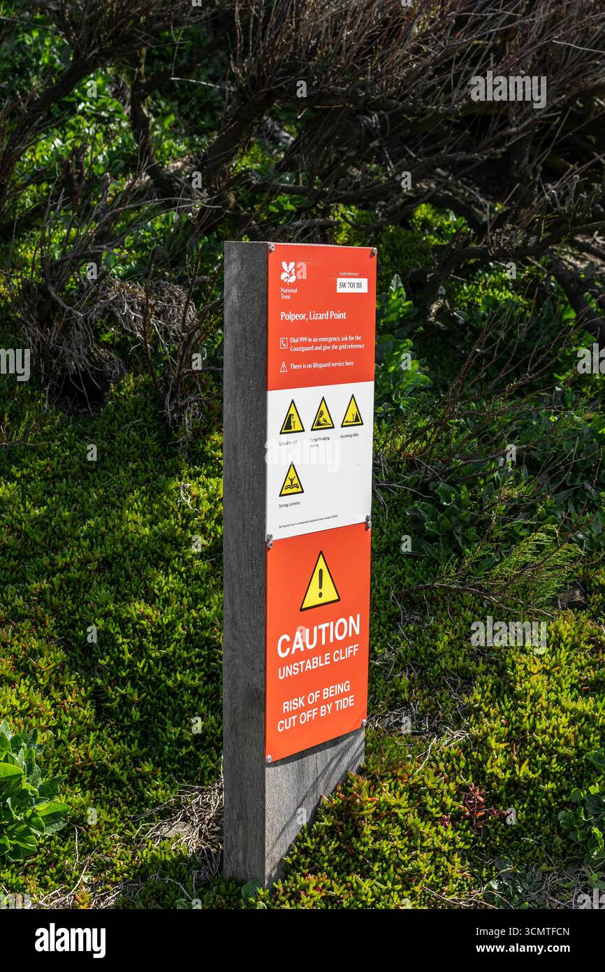 Polpeor, Lizard point, Cornwall National Trust signalisation avertissant de cifs instables et d'un risque d'être coupé par la marée Banque D'Images