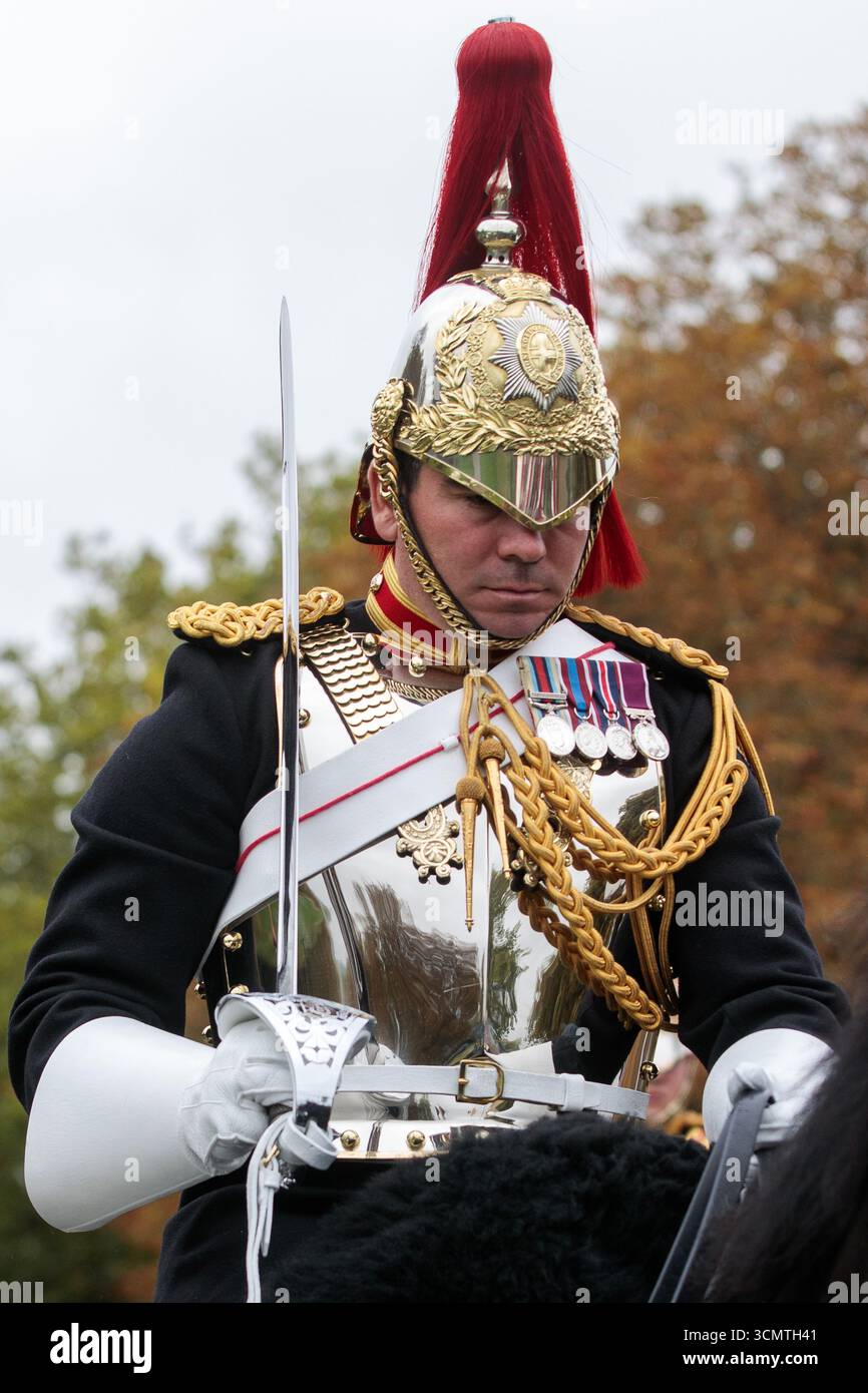 Windsor, Royaume-Uni. 17 septembre 2025. Un gardien des Blues and Royals se dirige vers la longue marche dans le Grand Parc de Windsor peu avant l'arrivée sur Marine One du président Donald Trump et de la première dame Melania Trump. Il s'agit de la deuxième visite d'État du président Trump au Royaume-Uni et lui et sa femme séjourneront au château de Windsor en tant qu'invités du roi Charles III et de la reine Camilla. Crédit : Mark Kerrison/Alamy Live News Banque D'Images