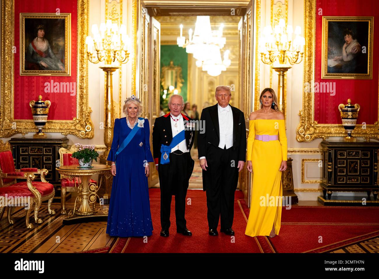 Le roi Charles III et le président américain Donald Trump avec la reine Camilla et la première dame Melania Trump lors du banquet d'État au château de Windsor, Berkshire, le premier jour de la deuxième visite d'État du président au Royaume-Uni. Date de la photo : mercredi 17 septembre 2025. Banque D'Images