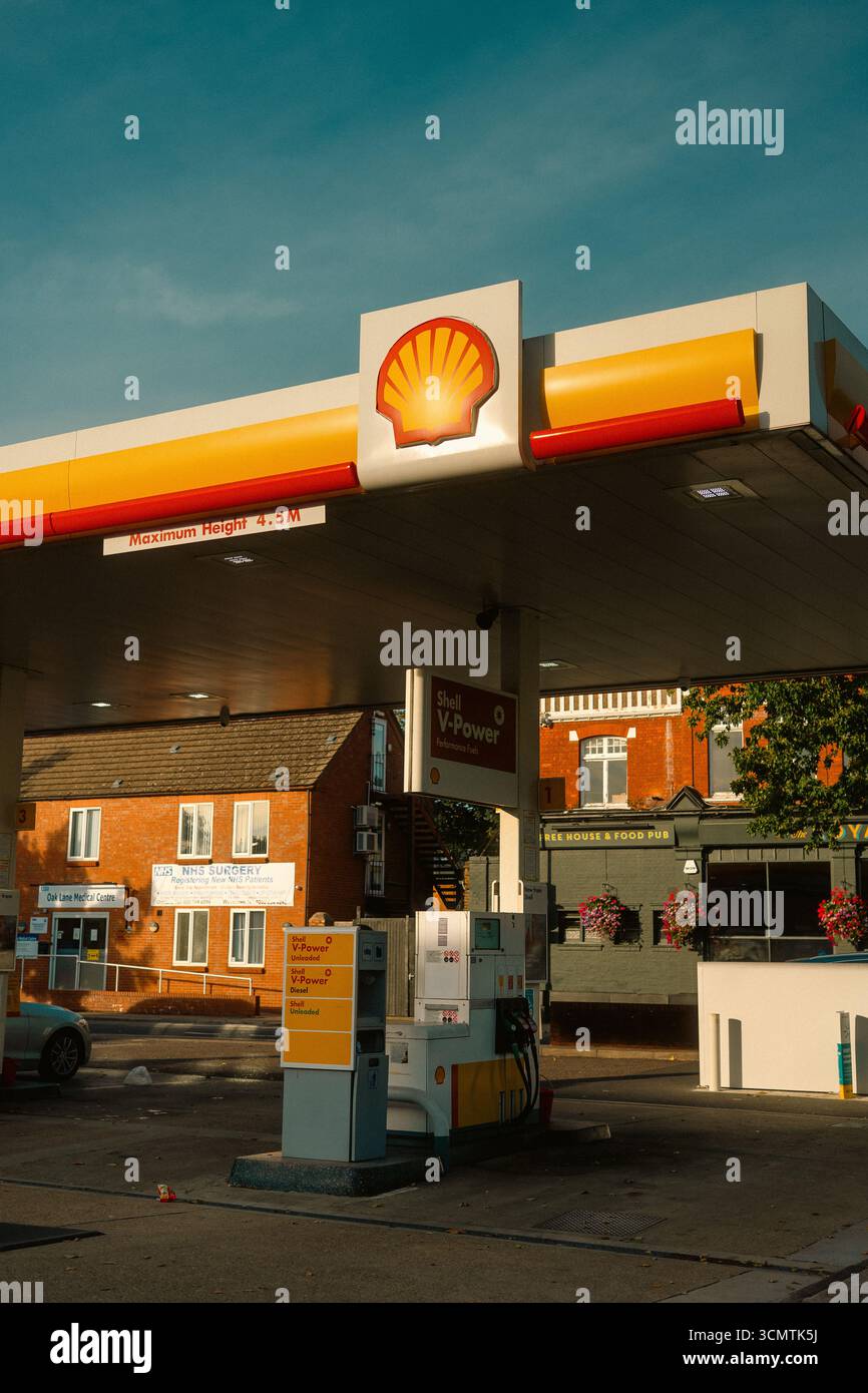 Londres, Royaume-Uni – 2025.09.06 – Station-service Shell avec pompes à carburant V-Power sous un auvent, avec des bâtiments de chirurgie du NHS et de pub locaux en arrière-plan sur un Banque D'Images