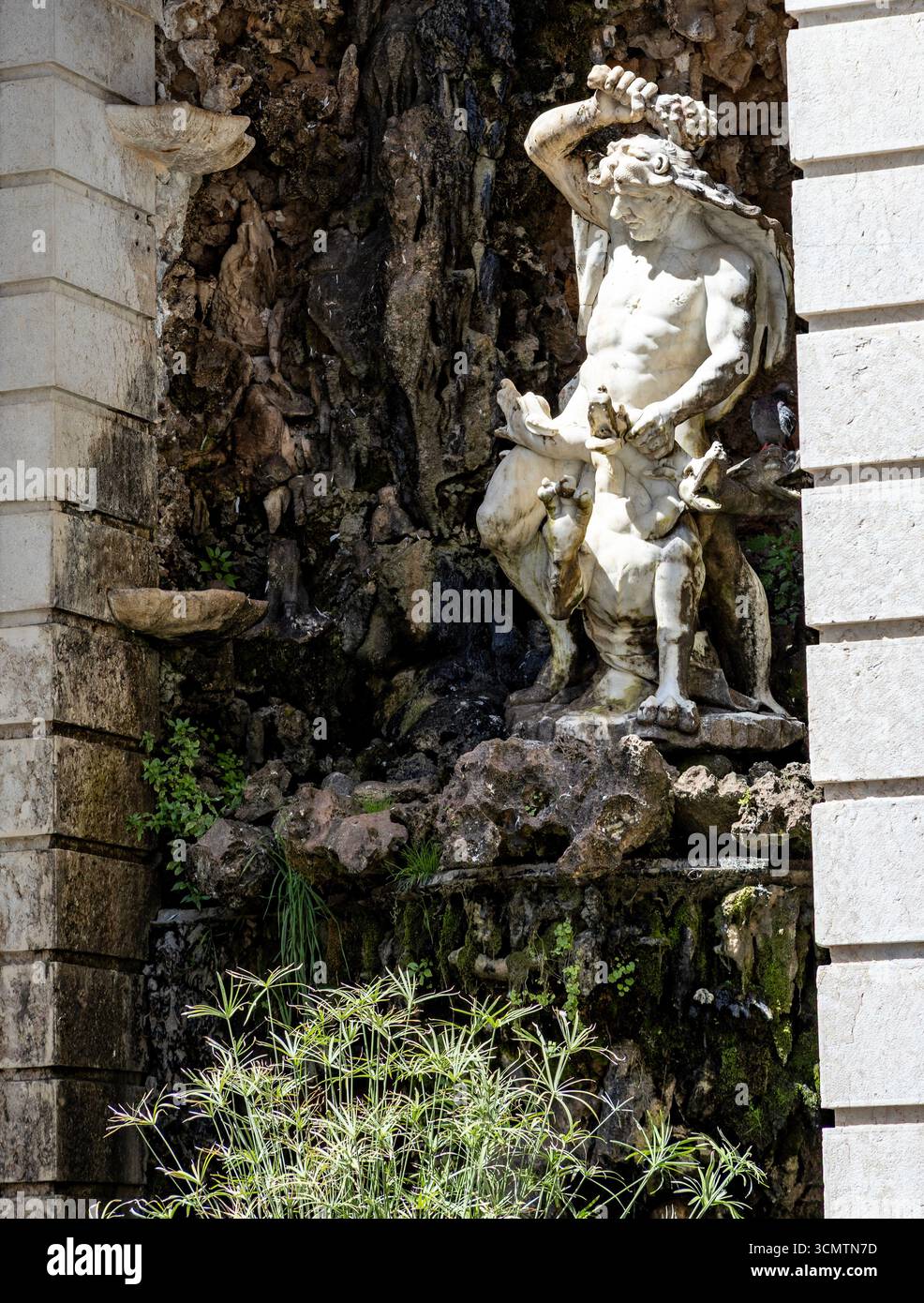 Détail de la statue d'Hercule et de l'hydre de Lernaean, dans le cadre de la fontaine d'eau de la Cascade jardin du Palais de Belem à Lisbonne, Portuga Banque D'Images
