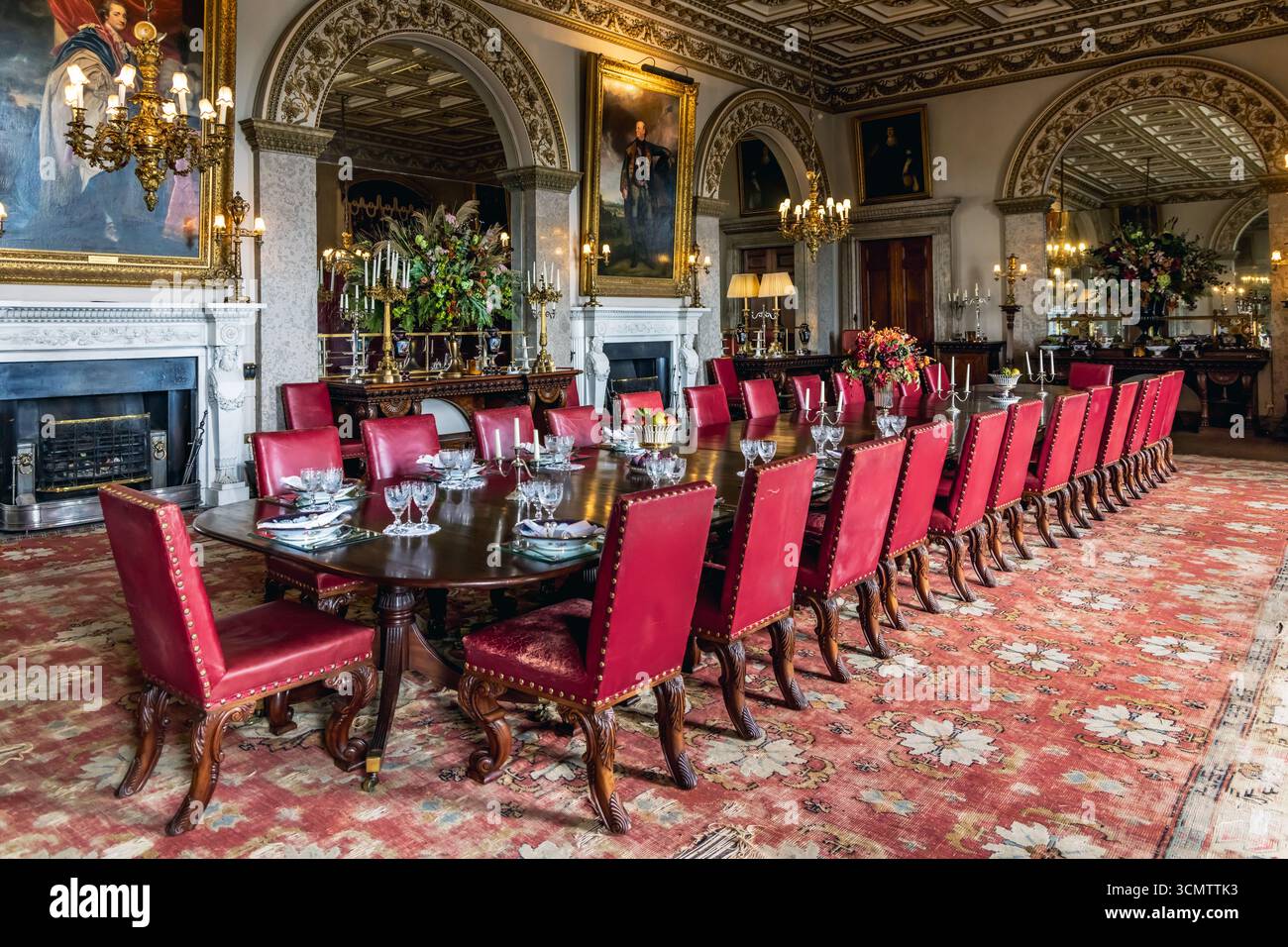 State Dining Room à l'intérieur du château de Belvoir, une demeure ancestrale dans le Leicestershire, Angleterre, Royaume-Uni Banque D'Images