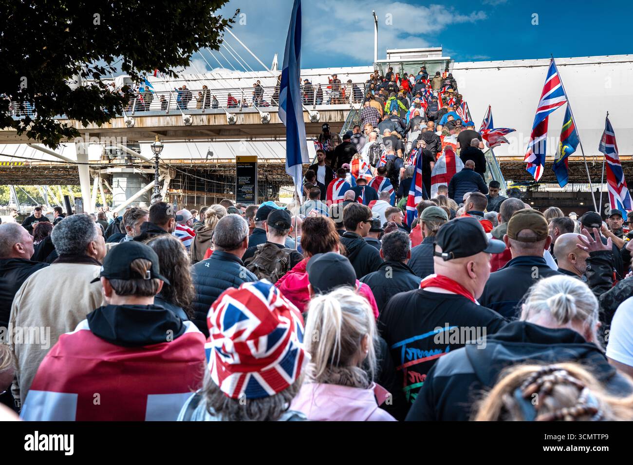 Rassemblement d'Angleterre unie, manifestation appelée par Tommy Robinson, aile droite, drapeau de l'union, drapeau de St George, Banque D'Images