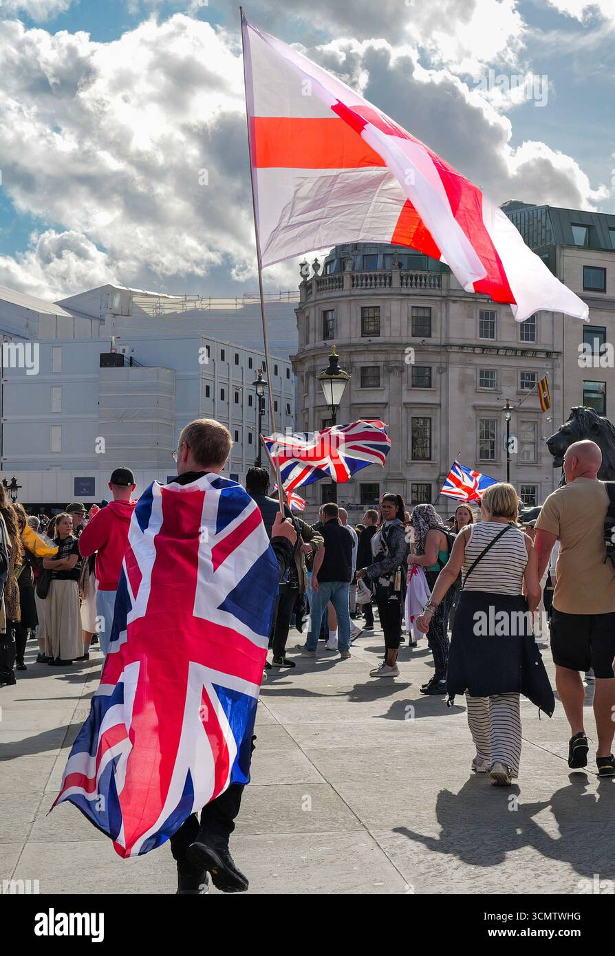 Rassemblement d'Angleterre unie, manifestation appelée par Tommy Robinson, aile droite, drapeau de l'union, drapeau de St George, Banque D'Images Rassemblement d'Angleterre unie, manifestation appelée par Tommy Robinson, aile droite, drapeau de l'union, drapeau de St George, Banque D'Images