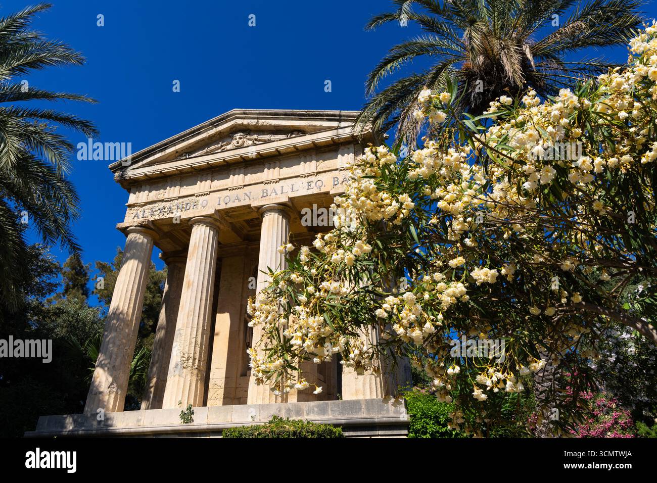 Temple néoclassique Monument à Sir Alexander Ball dans les jardins de Lower Barrakka à la Valette, Malte Banque D'Images