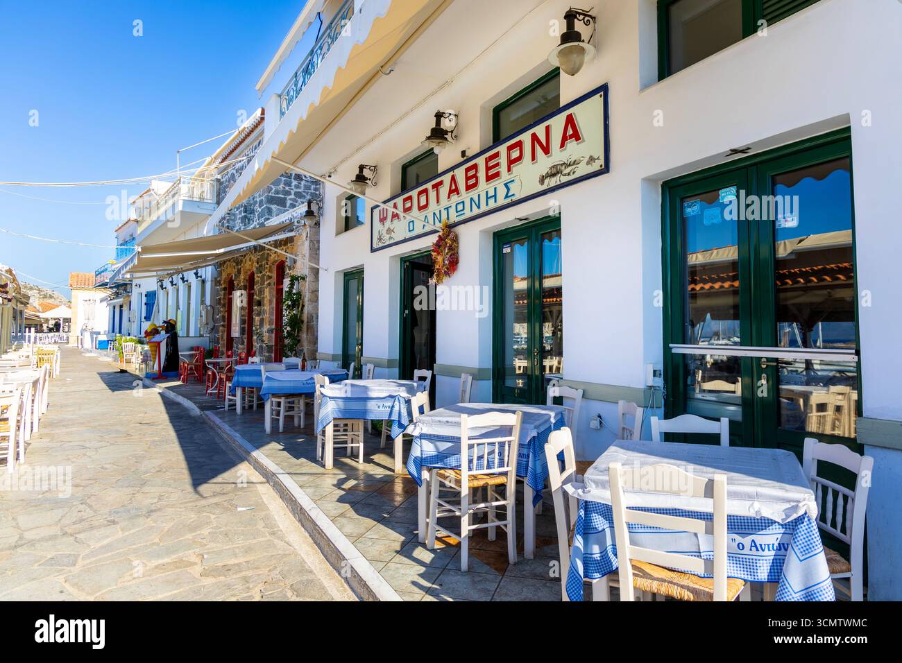 Extérieur du restaurant Antonis Fish sur le front de mer de Perdika, île d'Egine, îles Saroniques, Grèce Banque D'Images