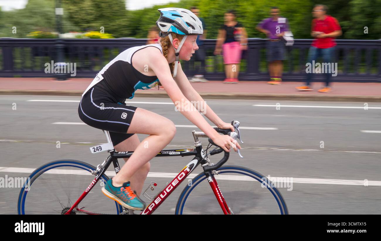 Cycliste seul participant au Triathlon de Saintes 2018, roulant en extérieur dans un équipement sportif Banque D'Images