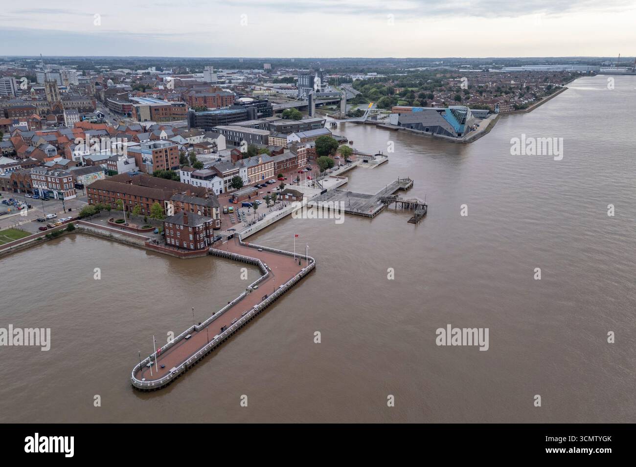 Vue aérienne de Corporation Pier sur la rivière Humber à Kingston upon Hull, Royaume-Uni, regardant vers l'aquarium profond.. Banque D'Images