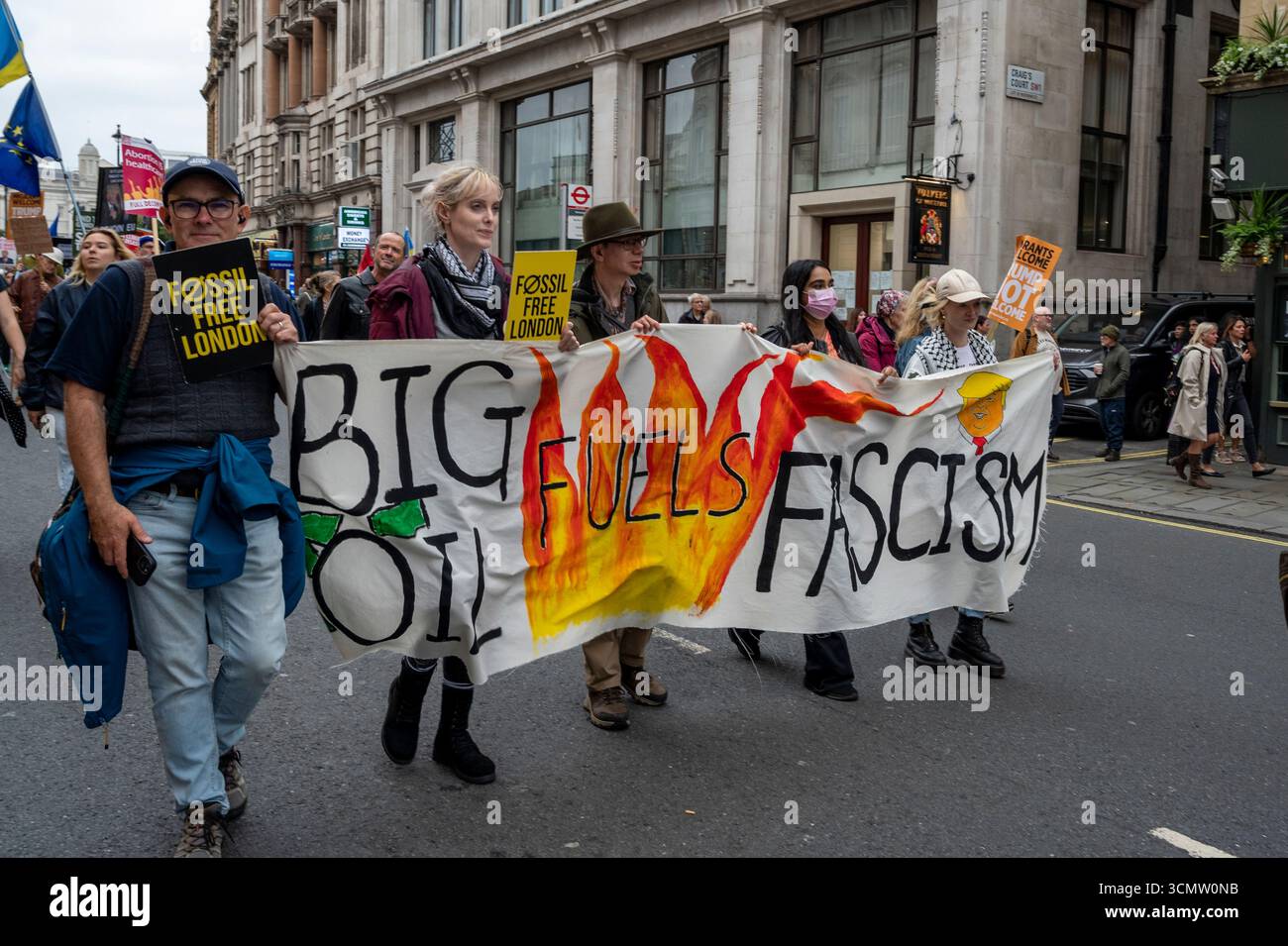 Des activistes portant la bannière "Big Oil nourrit le fascisme" et "Londres sans fossiles". Arrêtez le rassemblement Trump, Londres. Banque D'Images