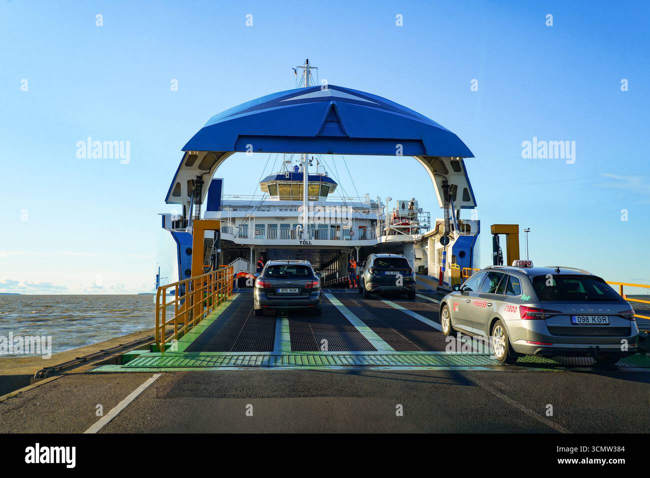 Ferry embarquant des voitures en route vers l'île de Saaremaa naviguant sur la route maritime Virtsu-Kuivastu dans la mer de Väinameri, archipel estonien occidental, Bal Banque D'Images
