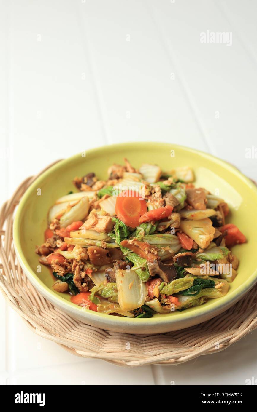 Capcay ou Capcai est un mélange chinois de légumes avec du poulet. Plat populaire de légumes sautés chinois indonésien Banque D'Images
