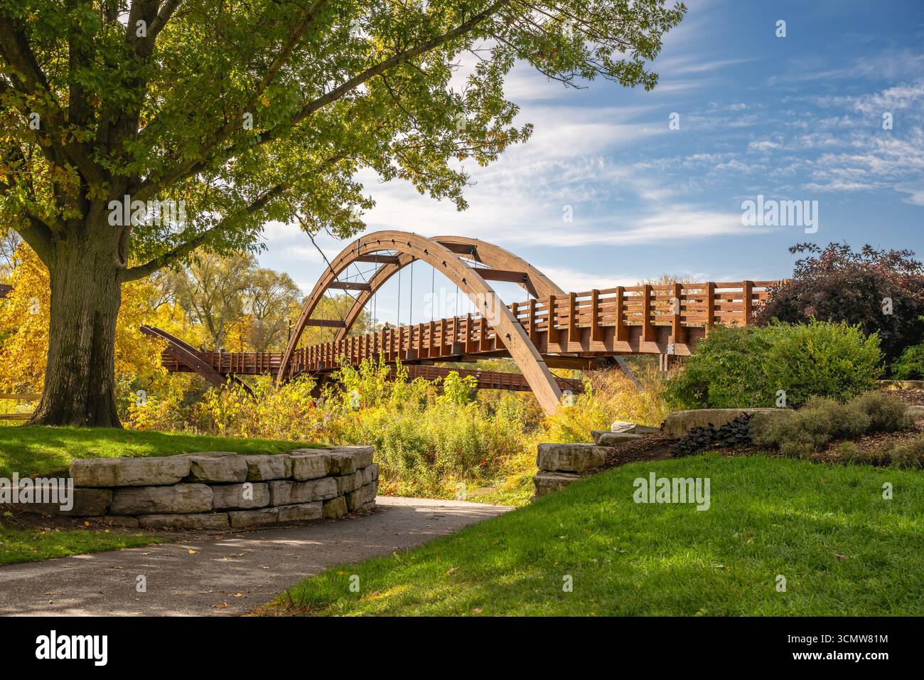 La Tridge (passerelle en bois à trois pattes) au-dessus de la rivière Tittabawassee, Midland, Michigan. Banque D'Images