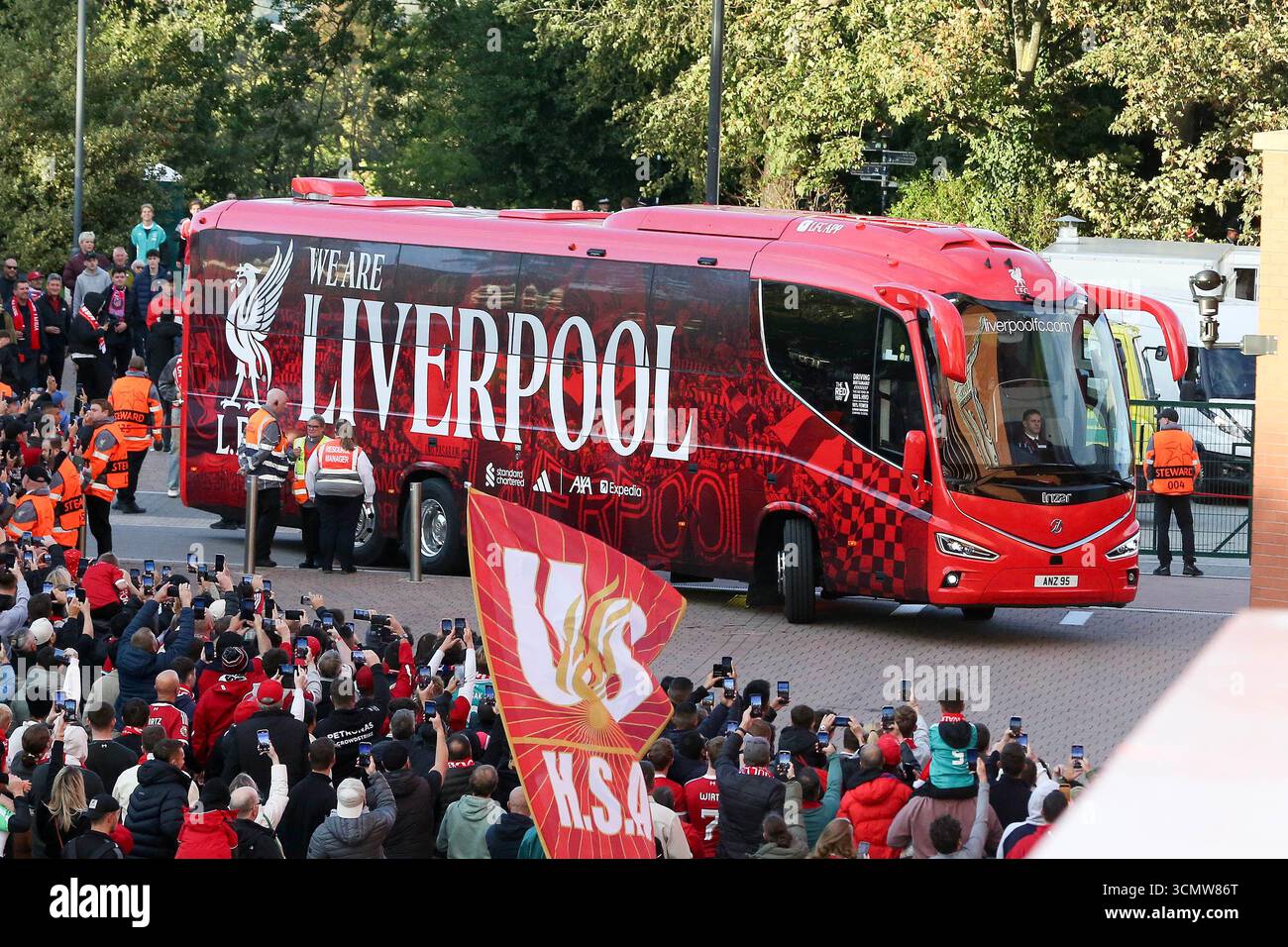 Liverpool, Royaume-Uni. 17 septembre 2025. Le bus de l'équipe de Liverpool arrive au stade. UEFA Champions League, Liverpool v Atletico Madrid au stade Anfield de Liverpool le mercredi 17 septembre 2025. Cette image ne peut être utilisée qu'à des fins éditoriales. Usage éditorial exclusif. photo par Chris Stading/Andrew Orchard photographie sportive/Alamy Live News crédit : Andrew Orchard photographie sportive/Alamy Live News Banque D'Images