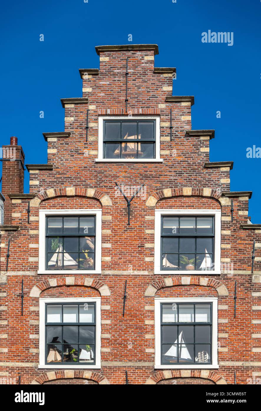 Bâtiment hollandais typique 1610 17C 17ème siècle avec pignon à marches ou à marches de corbeau avec des bateaux à voile modèles dans les fenêtres. Haarlem, pays-Bas Banque D'Images