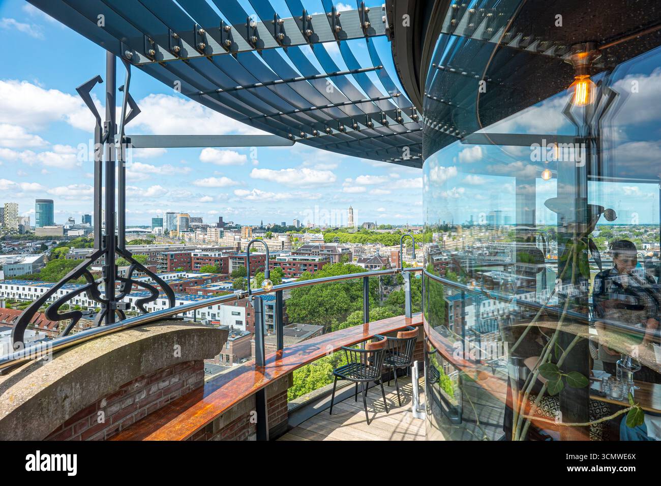 Vue sur la ville d'Utrecht depuis la terrasse de la galerie du populaire restaurant de Watertoren, le château d'eau, au 10ème étage d'un ancien château d'eau. Banque D'Images