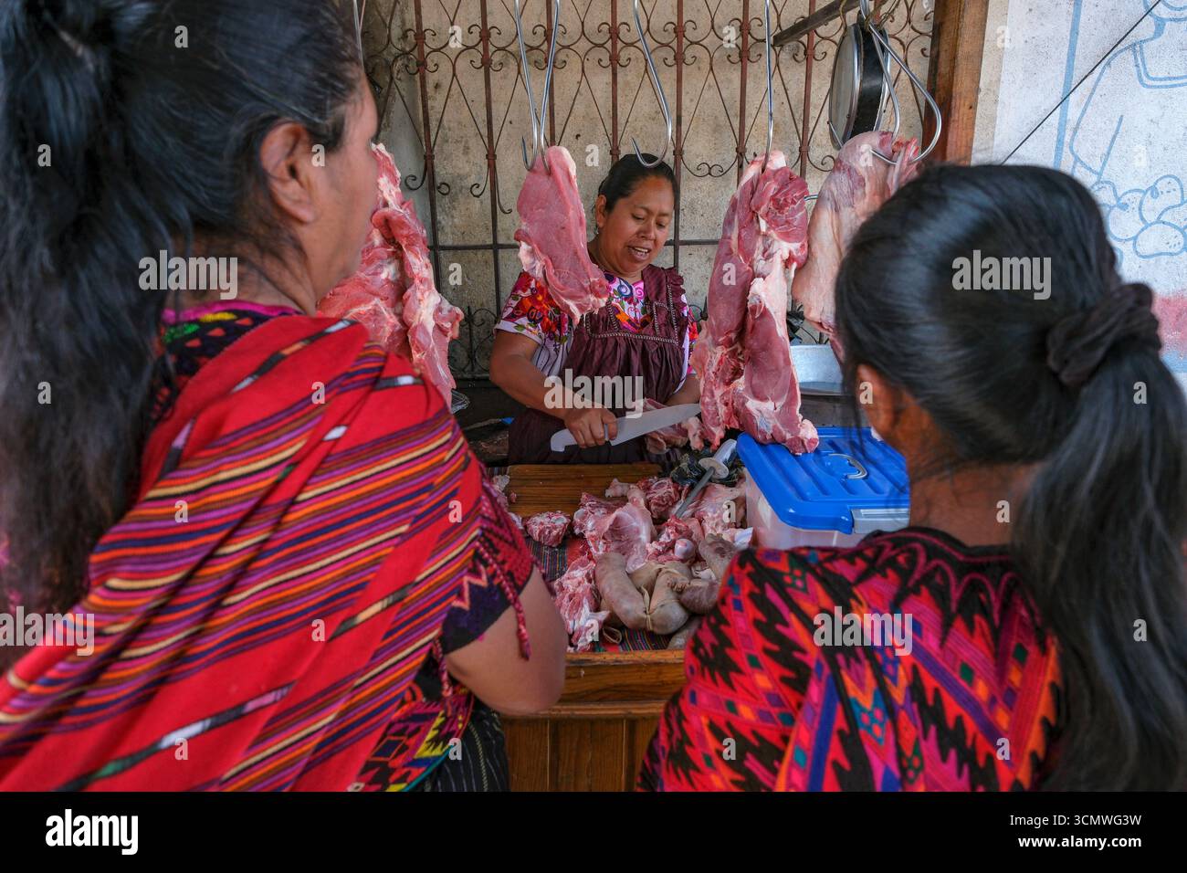 Chichicastenango, Guatemala - 3 juillet 2025 : une femme vendant de la viande au marché Santo Tomas à Chichicastenango, Guatemala. Banque D'Images