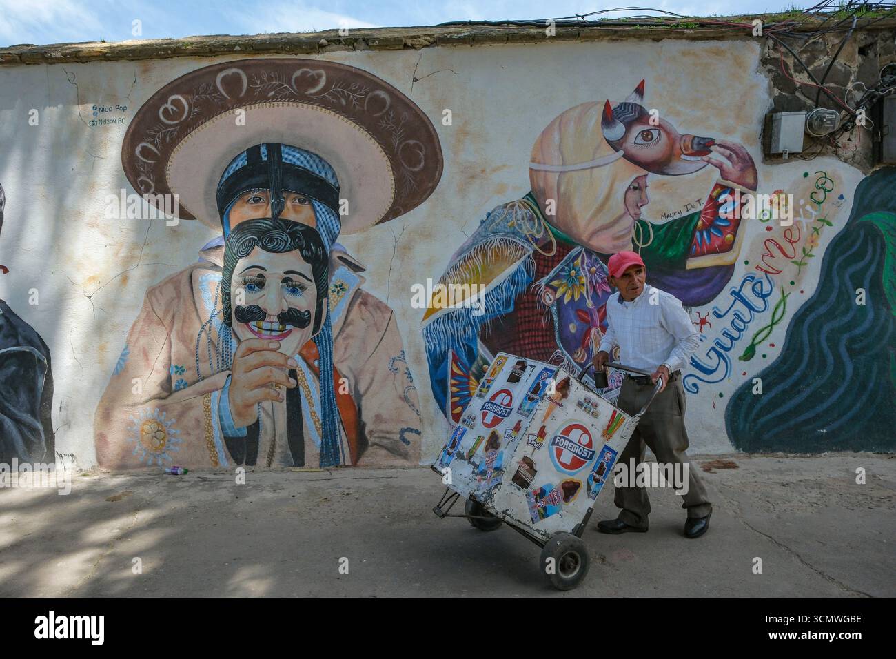Chichicastenango, Guatemala - 3 juillet 2025 : un homme vendant de la crème glacée avec un chariot au marché Santo Tomas à Chichicastenango, Guatemala. Banque D'Images