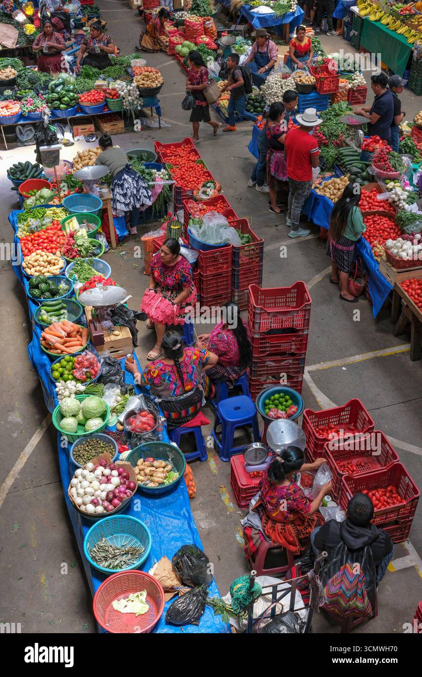 Chichicastenango, Guatemala - 3 juillet 2025 : les gens vendent des légumes au marché Santo Tomas à Chichicastenango, Guatemala. Banque D'Images