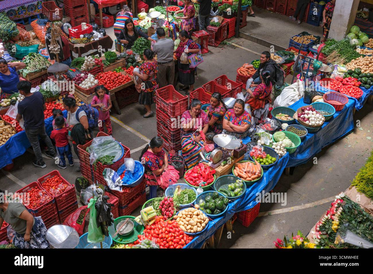 Chichicastenango, Guatemala - 3 juillet 2025 : les gens vendent des légumes au marché Santo Tomas à Chichicastenango, Guatemala. Banque D'Images