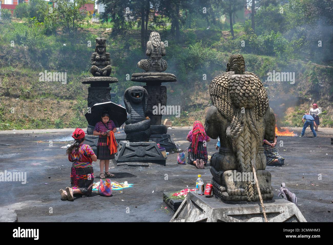 Chichicastenango, Guatemala - 4 juillet 2025 : des gens font des offrandes à la place cérémonielle de Baktun à côté du cimetière général de Chichicastenango. Banque D'Images