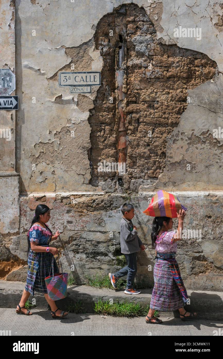 Santa Cruz del Quiche, Guatemala - 6 juillet 2025 : des femmes en tenue traditionnelle marchent dans une rue à Santa Cruz del Quiche, Guatemala. Banque D'Images