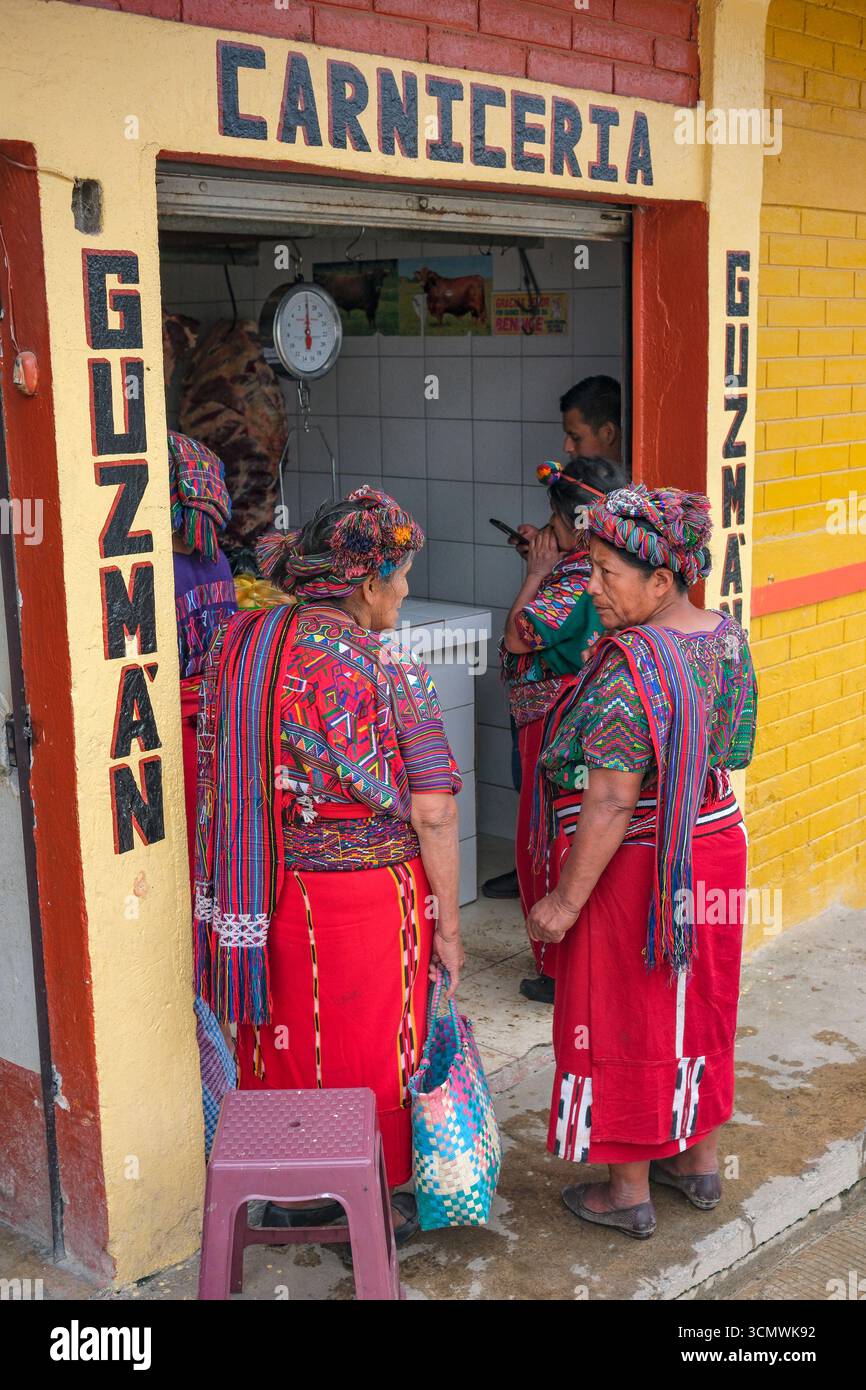 San Gaspar Chajul, Guatemala - 8 juillet 2025 : femmes dans une boucherie à San Gaspar Chajul, Guatemala. Banque D'Images