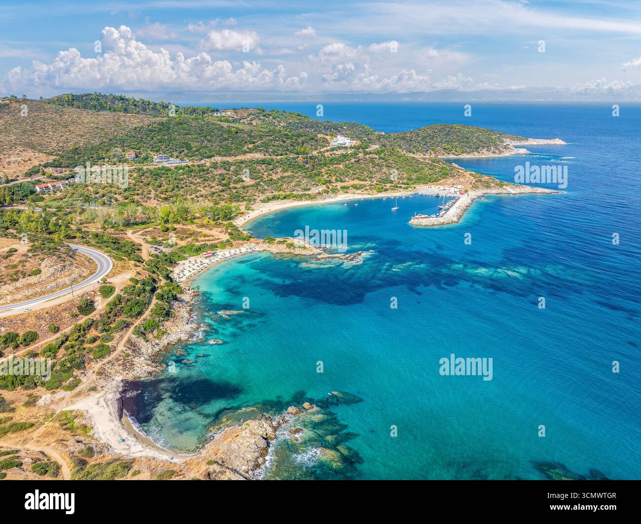 Vue aérienne de la plage d'Achlada à Sarti, Sithonia, Halkidiki, Grèce. Banque D'Images