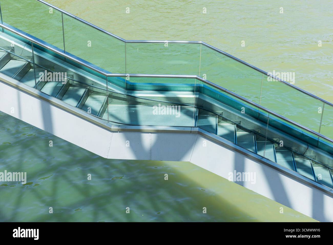 Un des escaliers flottants du Pont de la paix (2010) au-dessus de la rivière Kura à Tbilissi, Géorgie Banque D'Images