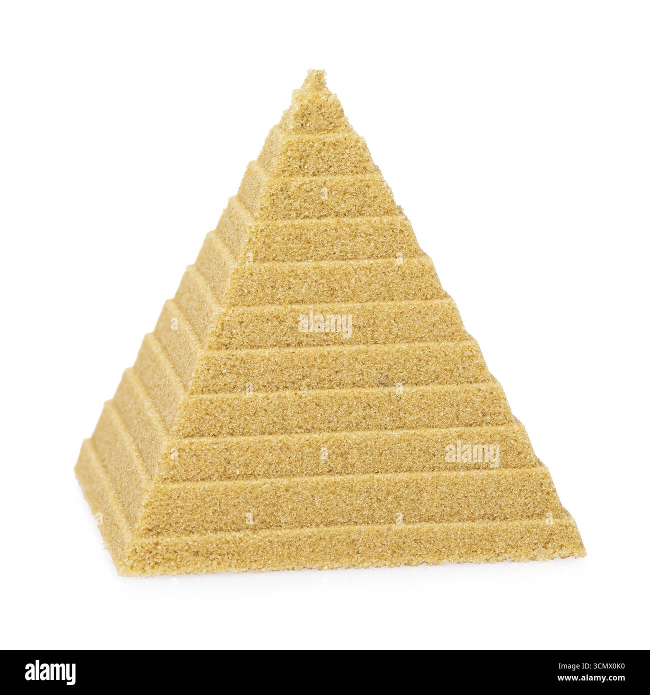 Forme pyramidale faite de sable cinétique isolé sur fond blanc Banque D'Images
