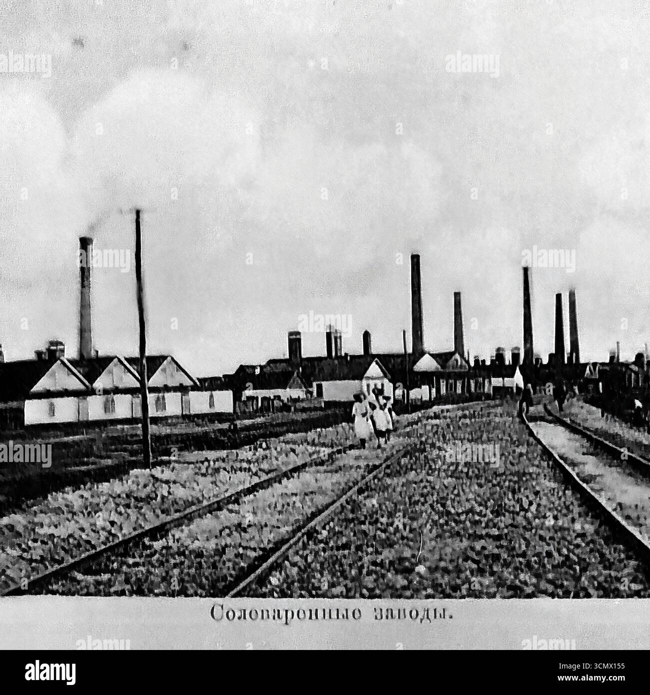 Une photographie historique des années 1900-1910, montrant un panorama des salines de la ville de Sloviansk, dans l'Empire russe. Le complexe industriel, avec ses nombreuses cheminées fumeurs et voies ferrées, a été le fondement de l'économie de la ville et un élément clé de l'industrialisation du Donbass. L'image est un document frappant reflétant la puissance et l'ampleur de la production industrielle de sel au début du XXe siècle Banque D'Images