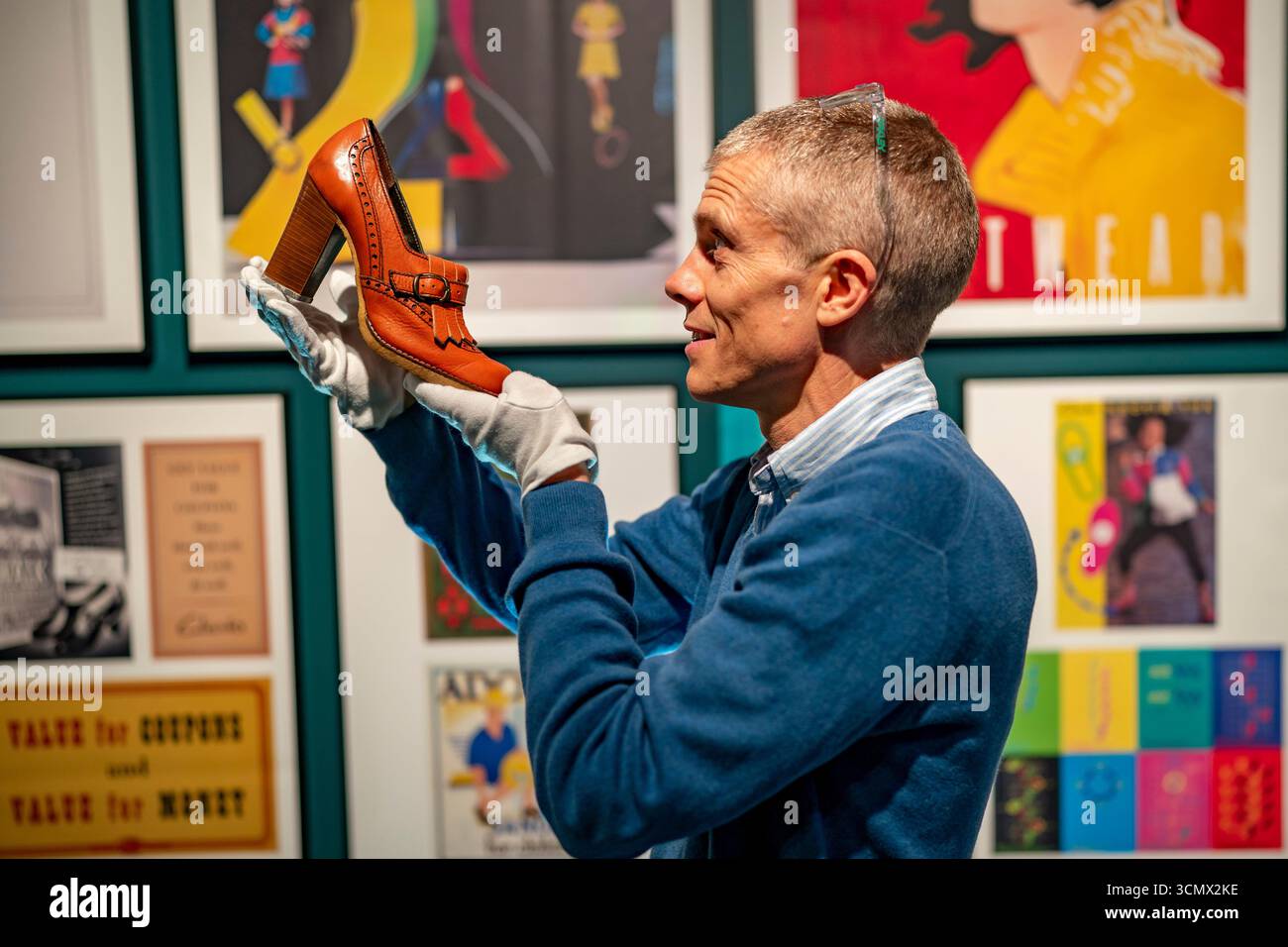 Tim Crumplin, archiviste du musée de la cordonnerie, détient une chaussure Clarks en cuir orange rouille de style moine « Sabana » 1977 avec semelle en caoutchouc crêpe. Le musée a ouvert ses portes à Somerset pour célébrer le 200e anniversaire des chaussures Clarks et est situé à côté du siège de la société dans Street et abrite plus de 25 000 chaussures. Les archives contiennent des éléments historiques liés aux chaussures Clarks et à la famille Clark, y compris des documents, des photographies et des publicités. Date de la photo : mercredi 17 septembre 2025. Banque D'Images Tim Crumplin, archiviste du musée de la cordonnerie, détient une chaussure Clarks en cuir orange rouille de style moine « Sabana » 1977 avec semelle en caoutchouc crêpe. Le musée a ouvert ses portes à Somerset pour célébrer le 200e anniversaire des chaussures Clarks et est situé à côté du siège de la société dans Street et abrite plus de 25 000 chaussures. Les archives contiennent des éléments historiques liés aux chaussures Clarks et à la famille Clark, y compris des documents, des photographies et des publicités. Date de la photo : mercredi 17 septembre 2025. Banque D'Images