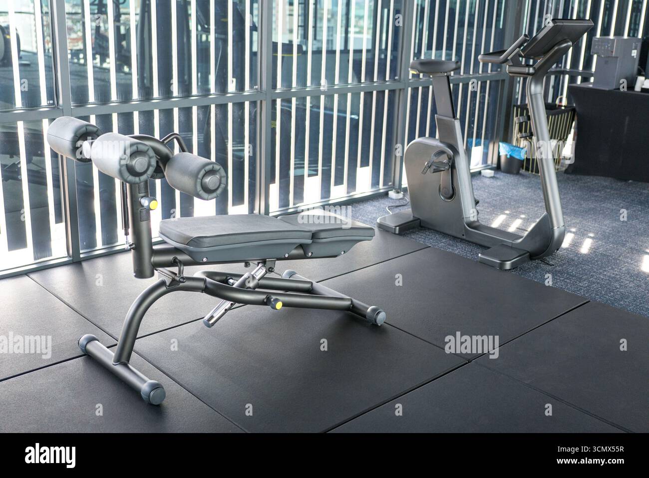 Banc abdominal et vélo d'exercice à l'intérieur d'un gynase. Concept d'entraînement. Banque D'Images
