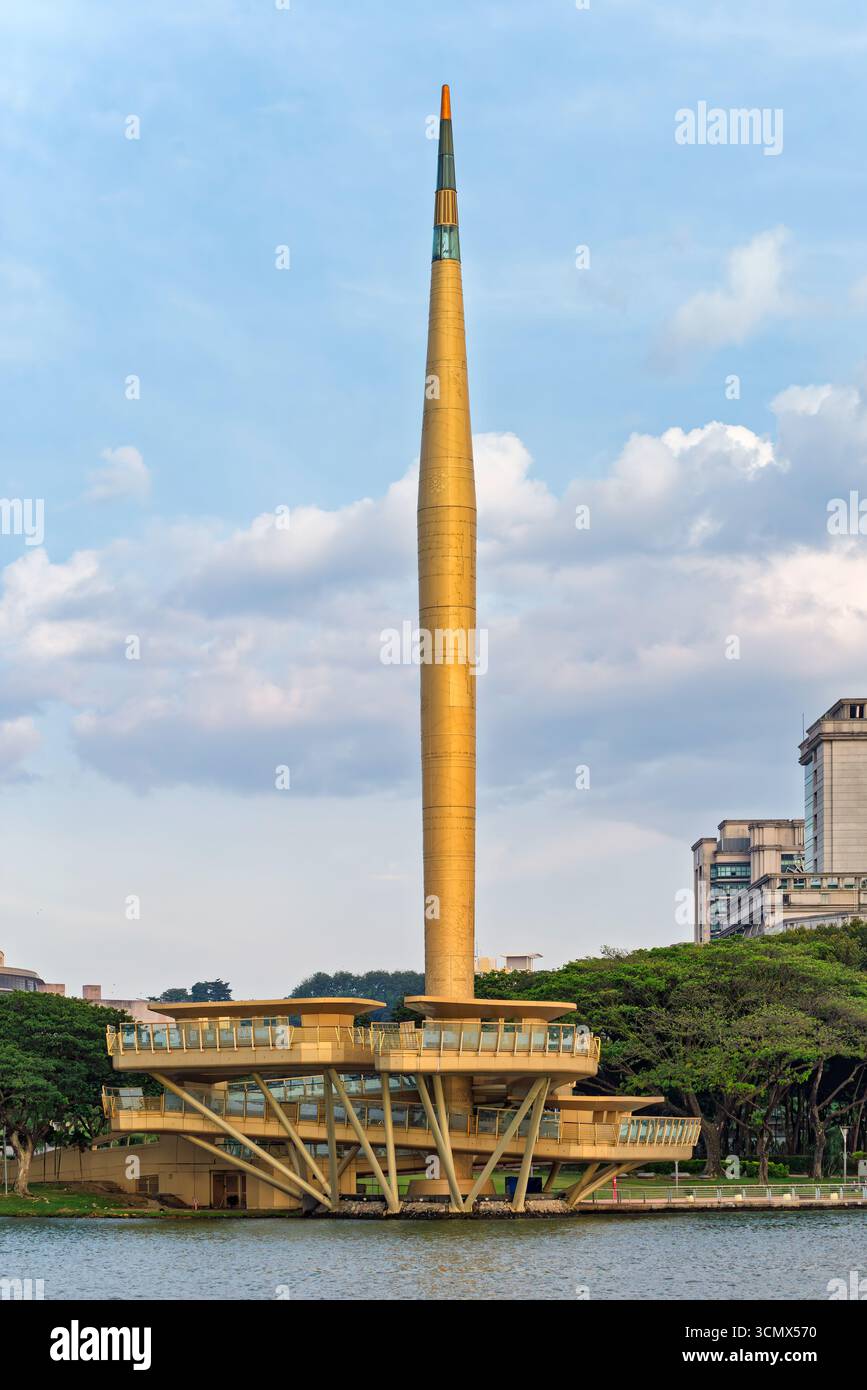 Emblématique monument du millénaire doré de Putrajaya, ou : Monumen Alaf Baru, au bord du lac de Putrajaya, Malaisie, avec son design conique unique Banque D'Images