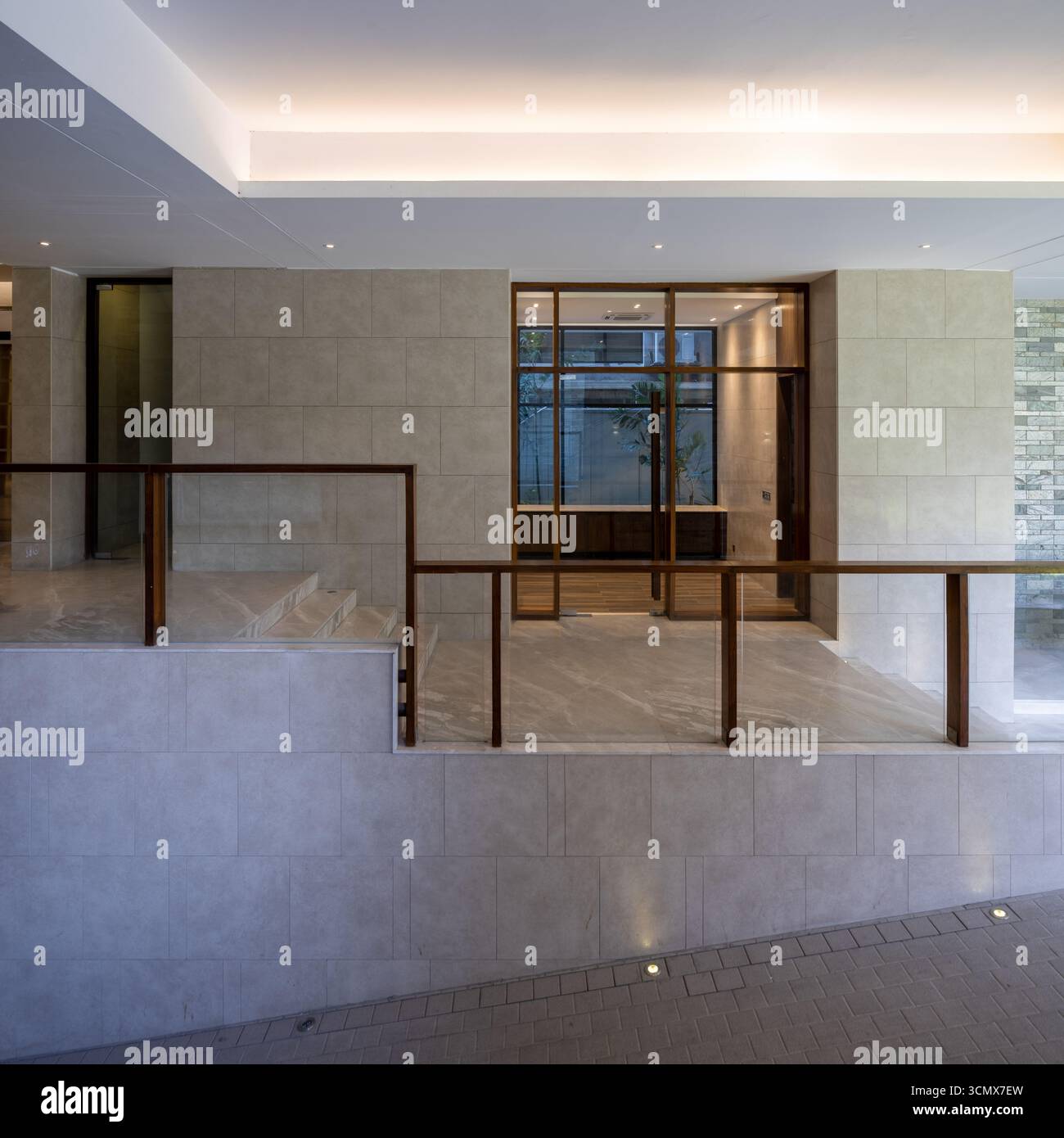 Intérieur moderne et spacieux avec des finitions épurées, offrant un espace de vie luxueux et accueillant. Banque D'Images