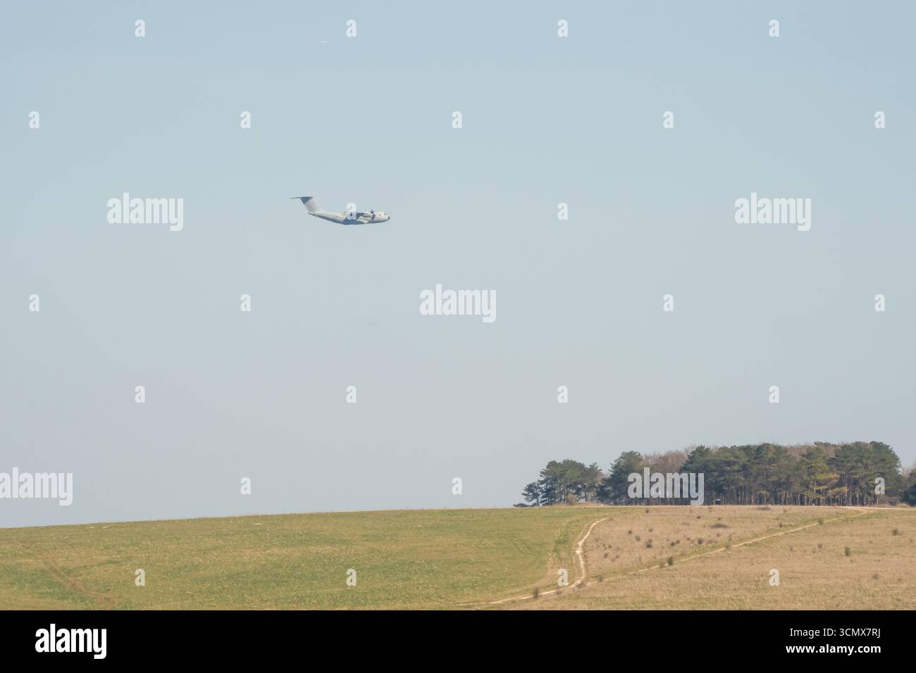 Avion de transport militaire RAF Airbus C.1 A400M Atlas en vol sur une piste de débarquement à basse altitude, Wiltshire UK Banque D'Images