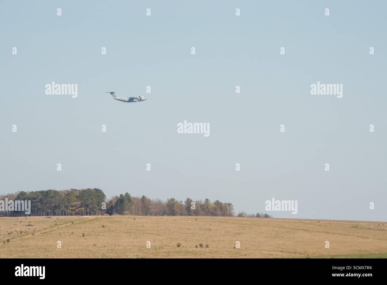 Avion de transport militaire RAF Airbus C.1 A400M Atlas en vol sur une piste de débarquement à basse altitude, Wiltshire UK Banque D'Images