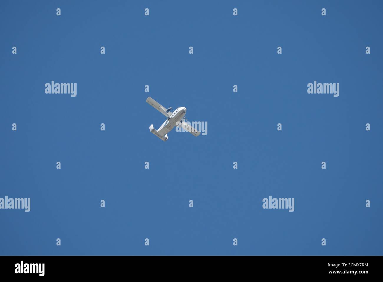 Court SC-7 Skyvan 3-100 dans un ciel bleu clair ascendant pour un parachute d'équipe Banque D'Images