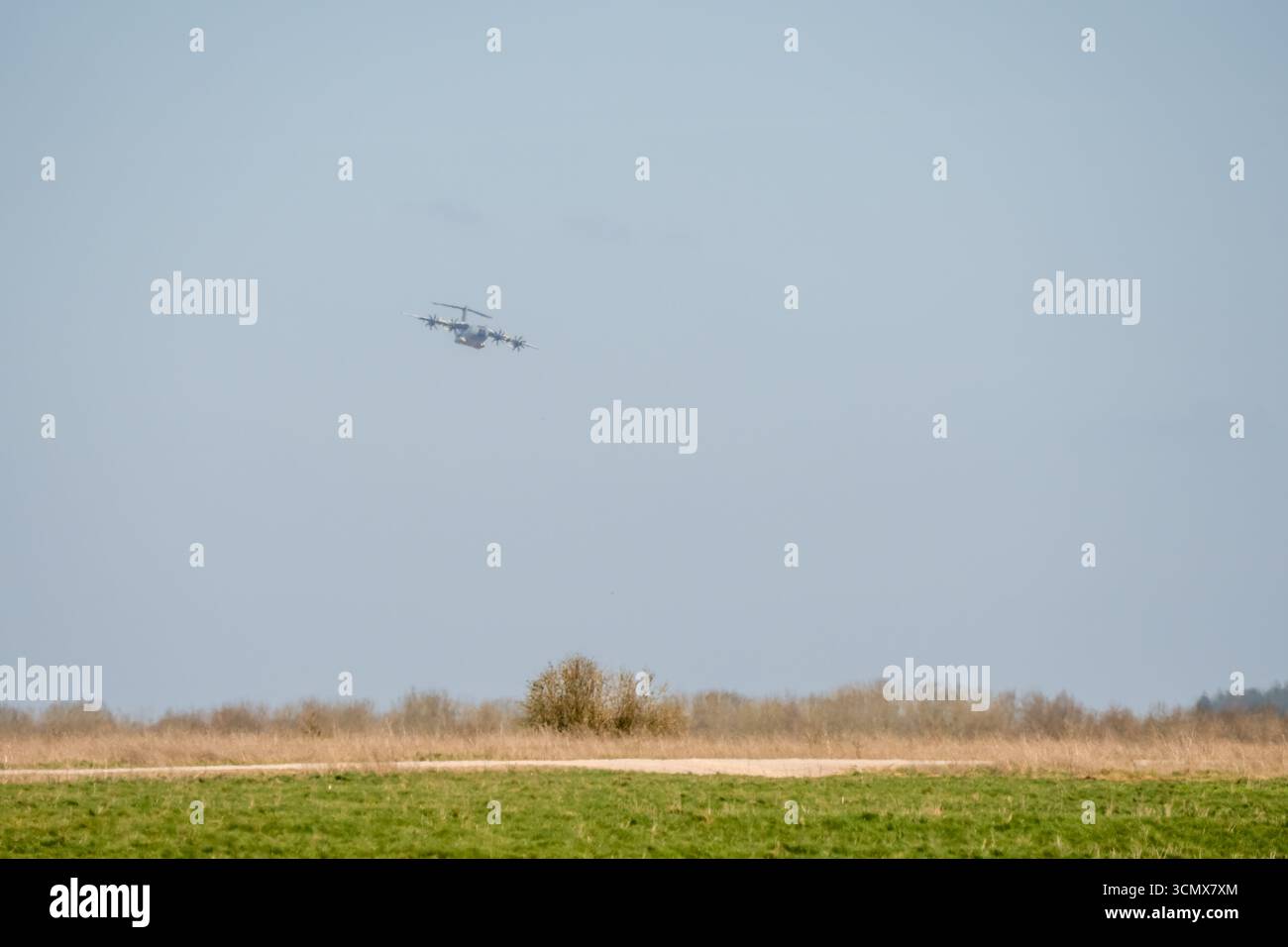 Avion de transport militaire RAF Airbus C.1 A400M Atlas en vol sur une piste de débarquement à basse altitude, Wiltshire UK Banque D'Images