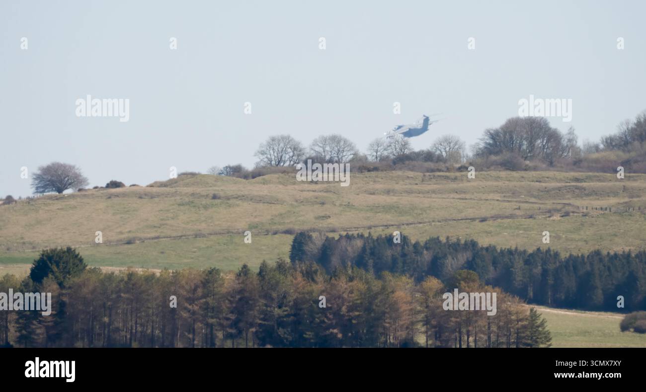 Avion de transport militaire RAF Airbus C.1 A400M Atlas en vol sur une piste de débarquement à basse altitude, Wiltshire UK Banque D'Images