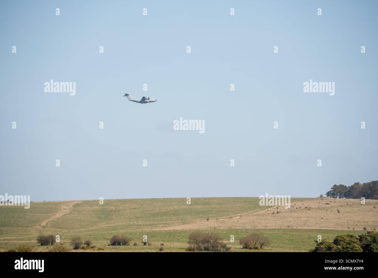 Avion de transport militaire RAF Airbus C.1 A400M Atlas en vol sur une piste de débarquement à basse altitude, Wiltshire UK Banque D'Images