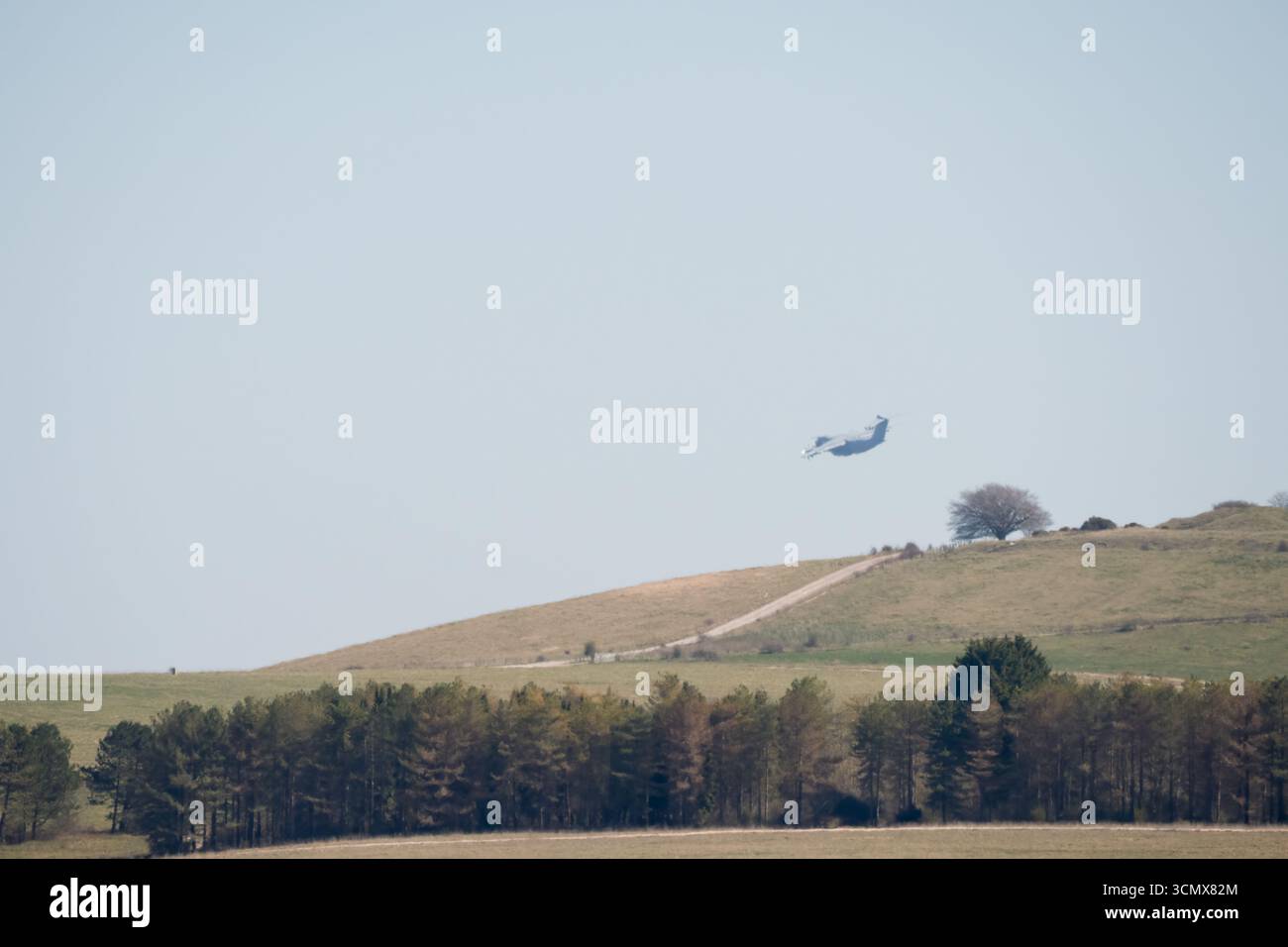 Avion de transport militaire RAF Airbus C.1 A400M Atlas en vol sur une piste de débarquement à basse altitude, Wiltshire UK Banque D'Images