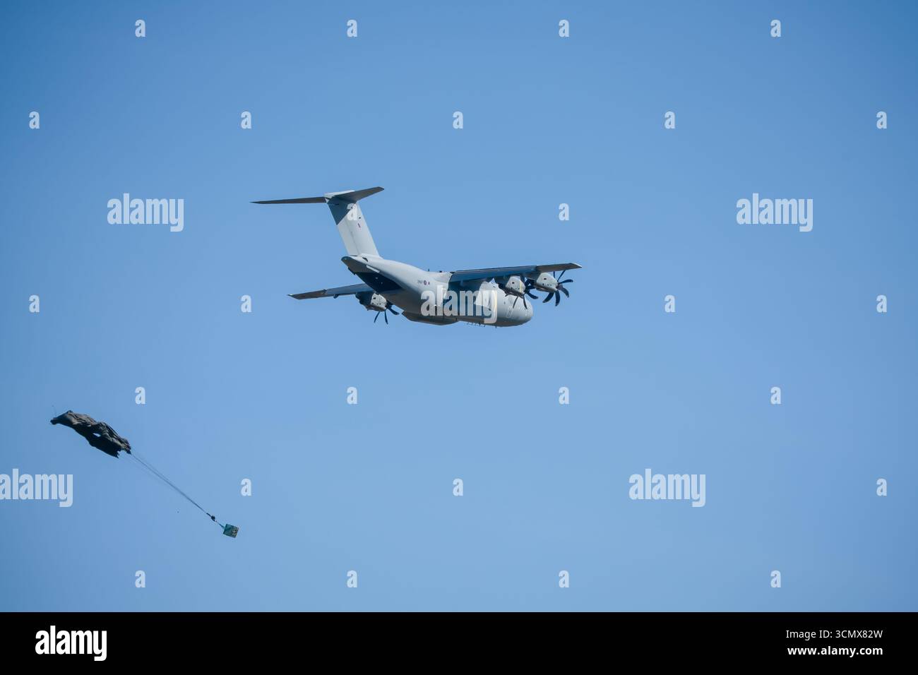 Avion de transport militaire RAF Airbus C.1 A400M Atlas en vol sur une piste de débarquement à basse altitude, Wiltshire UK Banque D'Images